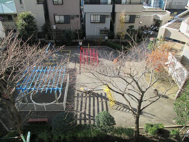 View photos from the dwelling unit. View from the room (12 May 2013) Shooting