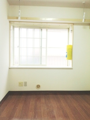 Living and room. With bay window