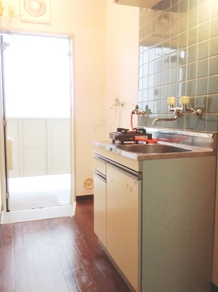 Kitchen. 1-neck with gas stove