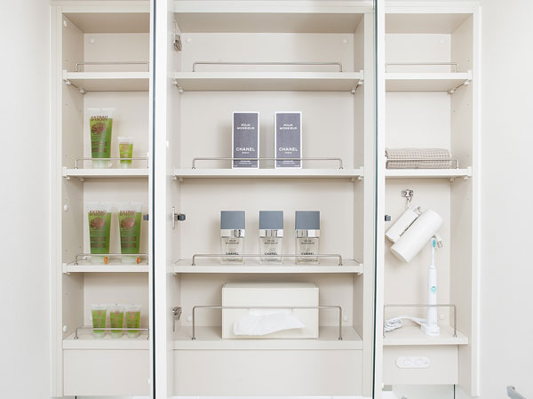 Bathing-wash room.  [Three-sided mirror in which a storage space on the back side of the mirror] The back side of the mirror is the entire storage. Including toiletries, It is convenient to organize, such as cosmetics and hair care products. Use and put away, but you can very well.