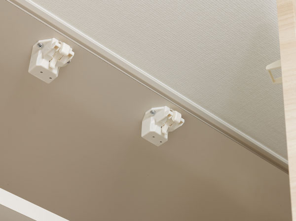 earthquake ・ Disaster-prevention measures.  [Cupboard hanging with earthquake-resistant latch] The hanging cupboard in the kitchen, Adoption of the door with earthquake-resistant latch. Order does not open easily door during an earthquake, It prevents jumping out of tableware. (Model Room D1 type menu plan (change the 3LDK to 2LDK) ※ Compensation, Application deadline Yes)