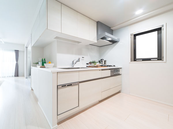 Kitchen.  [kitchen] A living-dining of the housing and integrally created open side counter kitchen ( ※ ). Mom in the dishes you can see the state of the children playing in the living-dining. Standard established a dishwasher of the built-in type with a water-saving effect than the water purification function with hand shower faucet and hand washing. It has established a slide storage of full open at the bottom.  ※ Except for the C type