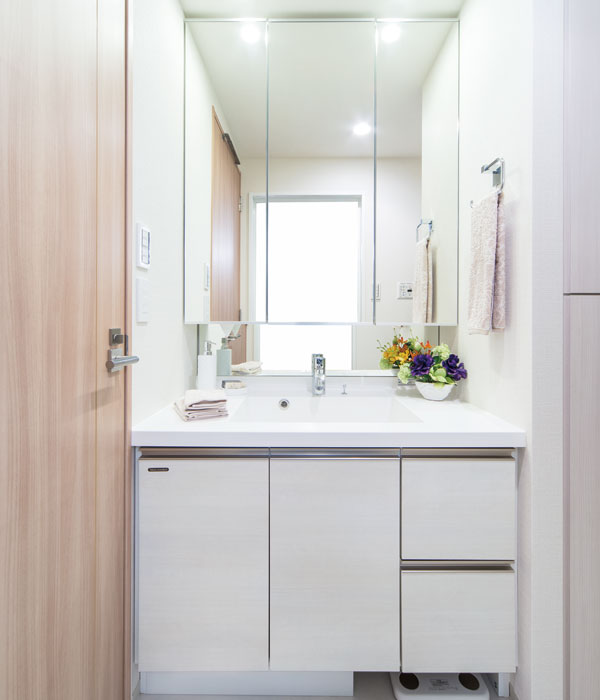 Bathing-wash room.  [Powder Room] Wash room to the storage space provided in the three-sided mirror. Also installed linen cabinet and the lower housing, You can organize storing small items around the sink to clean. Also, Hand hose washing in foam water discharge, To prevent the water wings. Since the water has become a pull-out, Bowl is easy to clean.