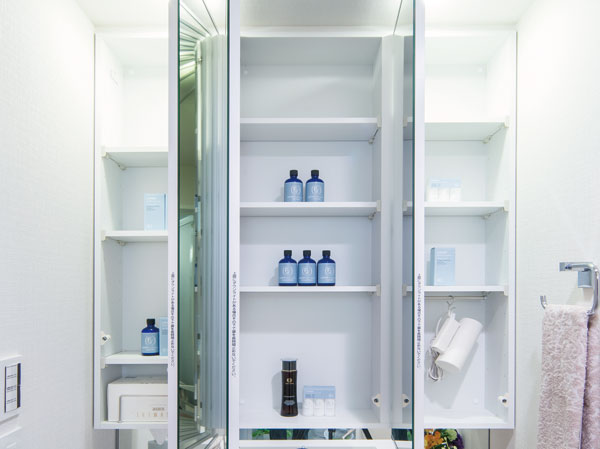 Bathing-wash room.  [Housed with three-sided mirror] It was nestled a wide three-sided mirror in the bathroom vanity. Since the inside of the three-sided mirror has become all the storage space, Small ones can also be refreshing storage. Also it is provided with convenient tissue box space and dryer hook.