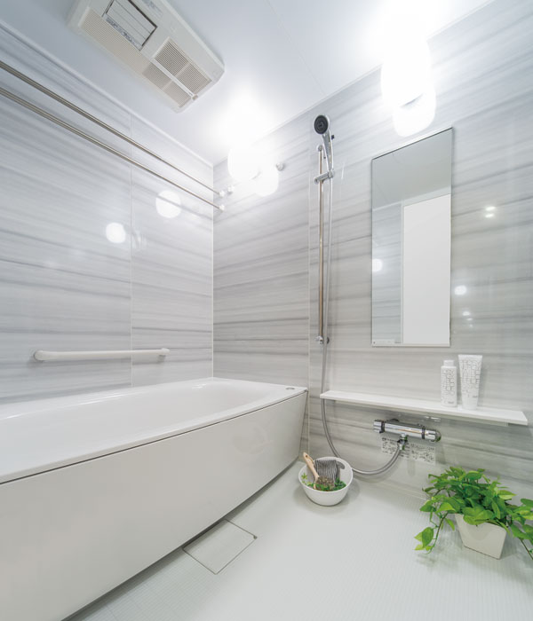 Bathing-wash room.  [Bathroom] Bright bathroom that was the white-toned. Friendly arcuate tub to fit the body, Also substantial easy care features, such as drainage is good, "Flagstone floor".