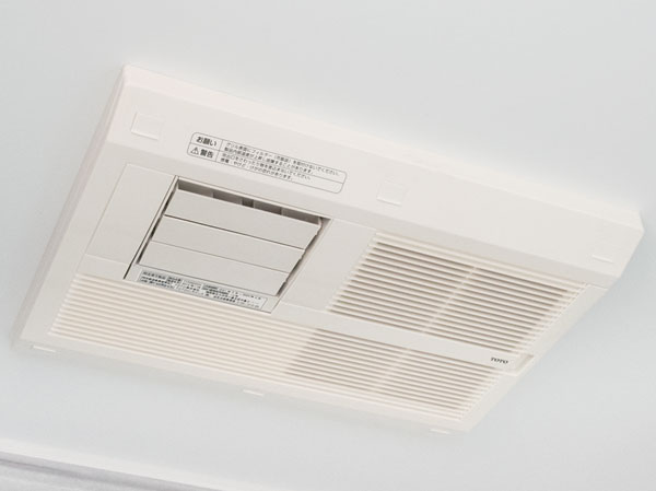 Bathing-wash room.  [Bathroom ventilation heating dryer] Installing a bathroom ventilation heating dryer in the bathroom. Without being influenced by the seasons and weather, You can dry the laundry comfortably. You can comfortable bathing throughout the year in the heating function and the cool breeze function.