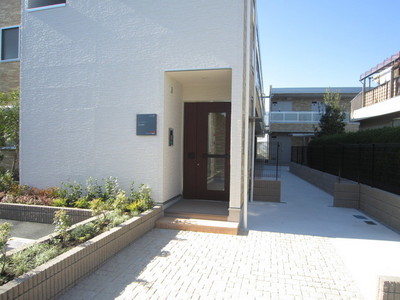 Entrance. With auto lock