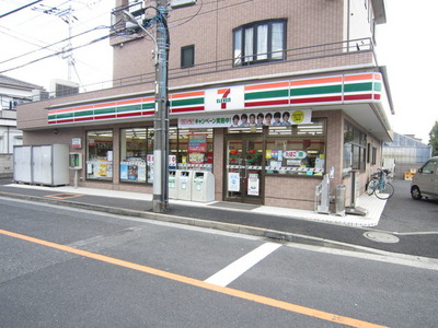 Convenience store. 300m to Seven-Eleven (convenience store)