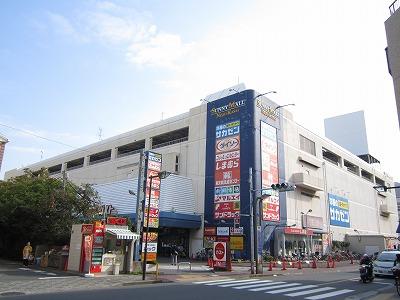 Shopping centre. Sunny mall in which a large number of shops are located