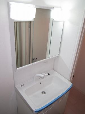 Wash basin, toilet. Wash basin