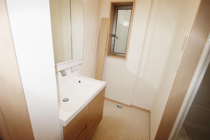 Wash basin, toilet. Indoor (10 May 2013) Shooting