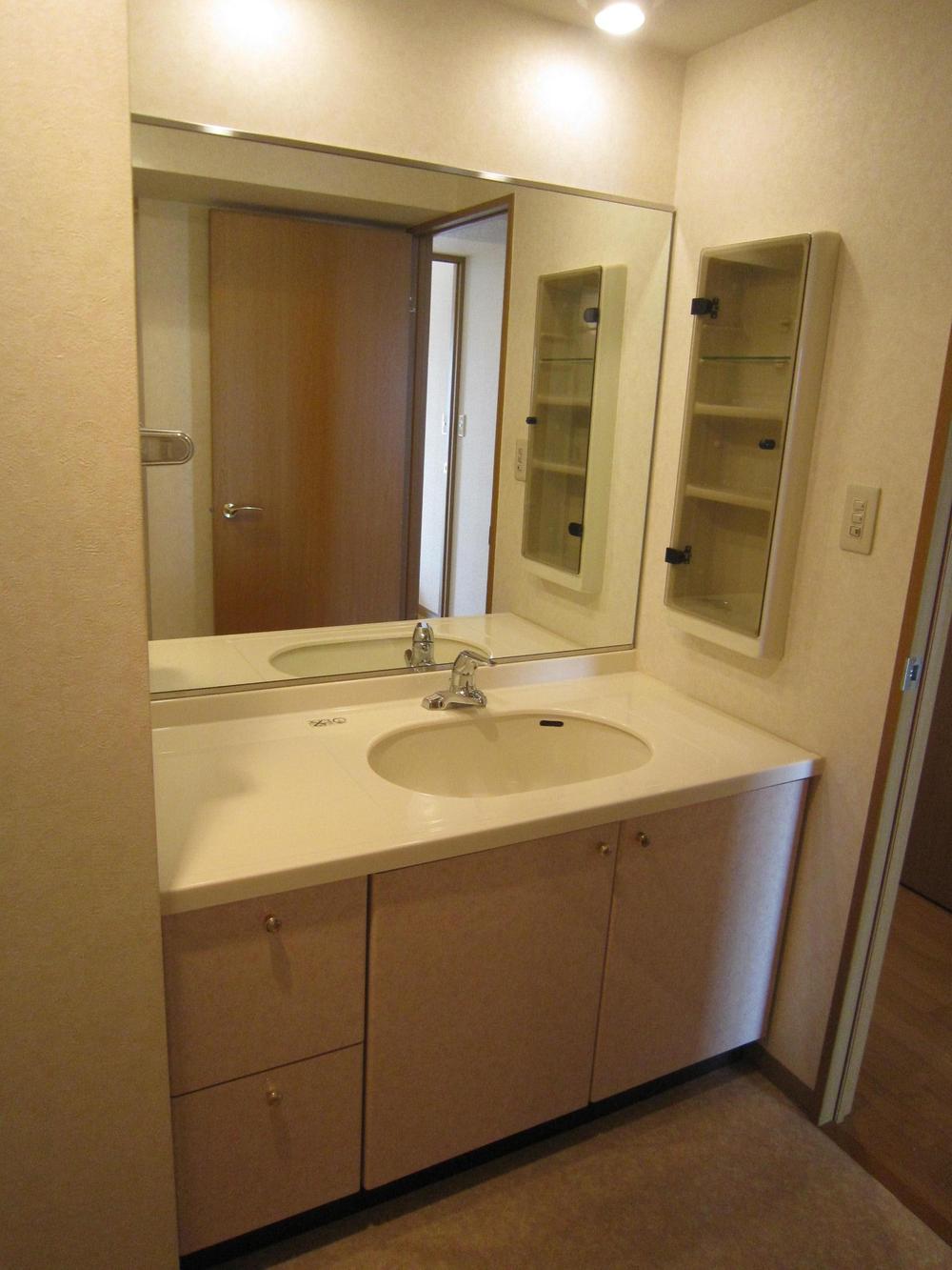 Wash basin, toilet. Indoor (10 May 2013) Shooting