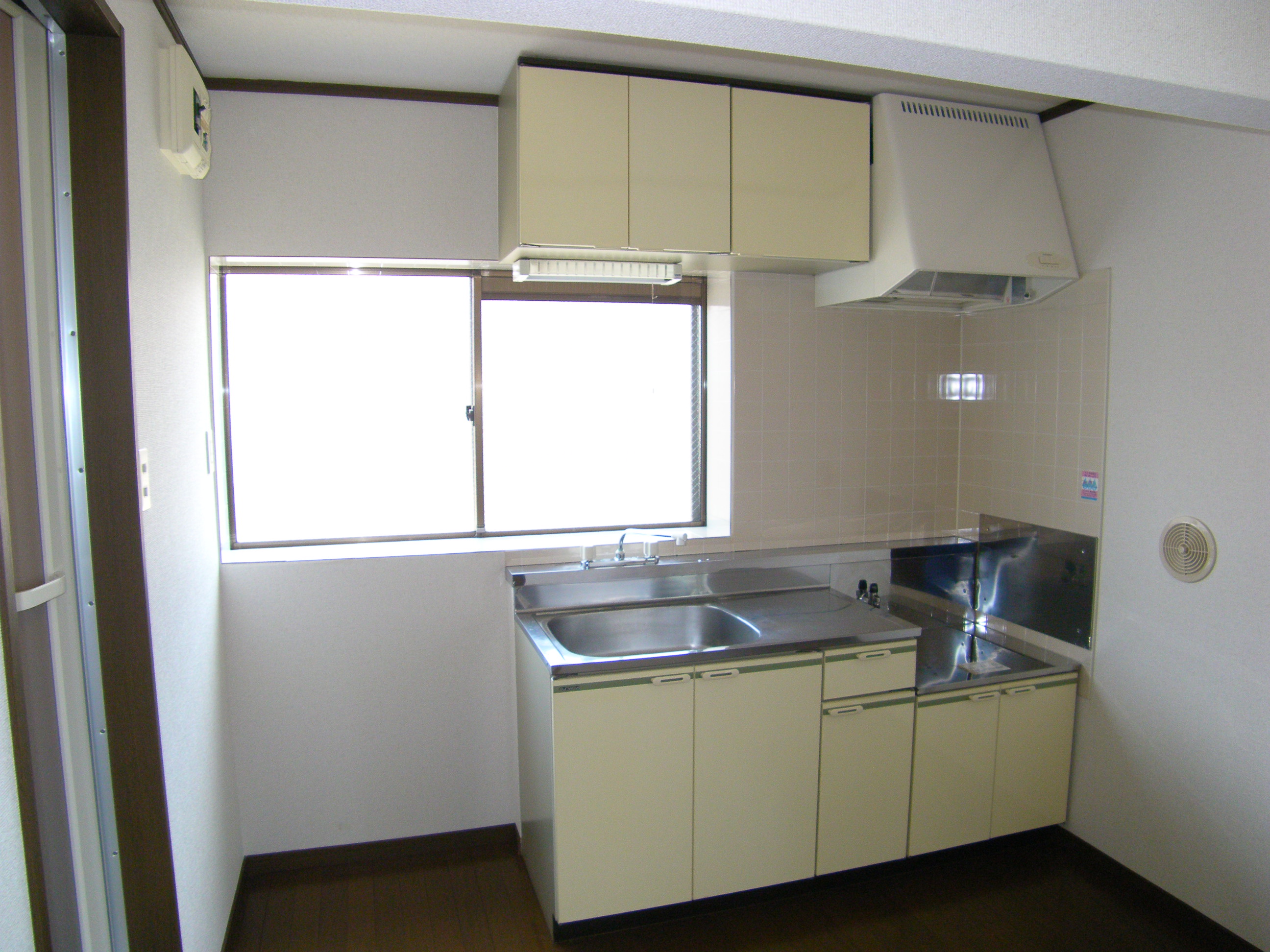 Kitchen. Gas stove 2 burners can be installed