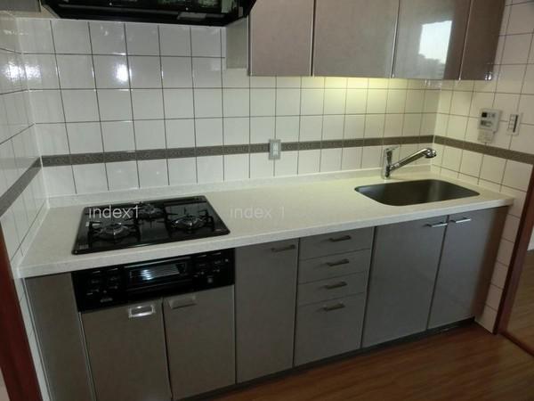 Kitchen. Hakadori you dishes in the 3-burner stove