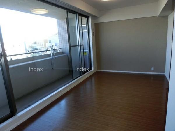 Living. Bright sunshine will plug from large windows ☆