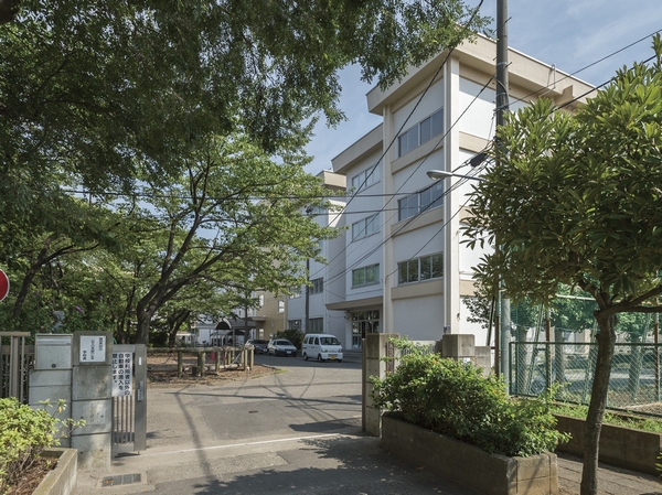 Fourth Kasai elementary school (about 570m / An 8-minute walk). Lush environment in adjacent land there is also a park.