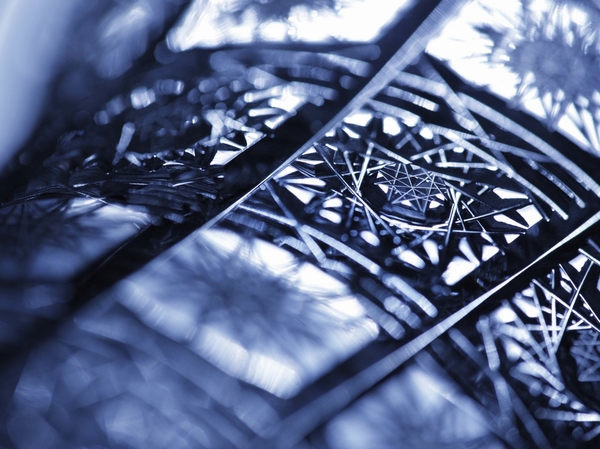 Traditional crafts to decorate the entrance hall "Edo Kiriko" (reference photograph).