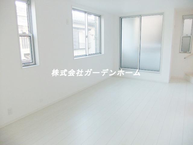 Living. Design with the white tones! It is very fashionable mansion