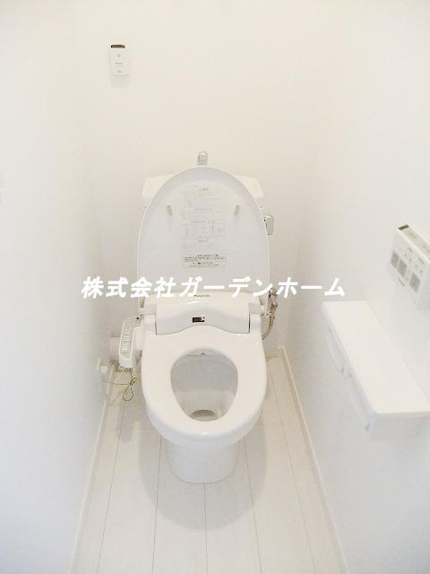 Toilet. Opens in the toilet seat cover automatic