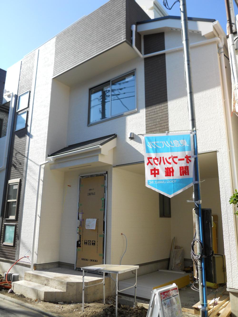 Local appearance photo. Local (12 May 2013) Shooting