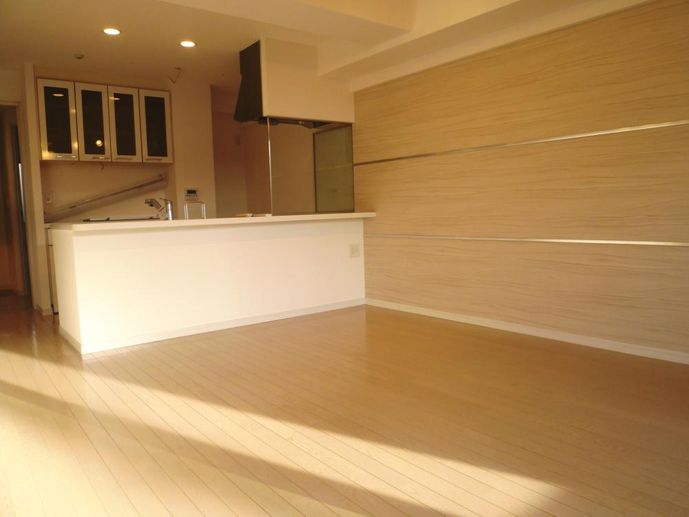 Living. Living (December 2013) Shooting ● wide space separately from 11 quires the kitchen