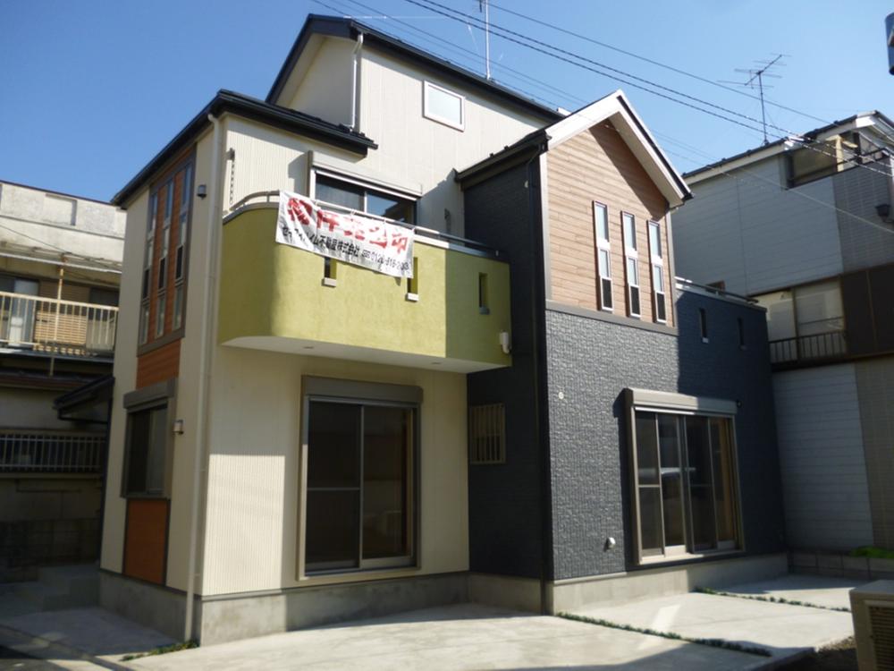 Local appearance photo. Roof: Colonial 葺外 wall: ceramic siding