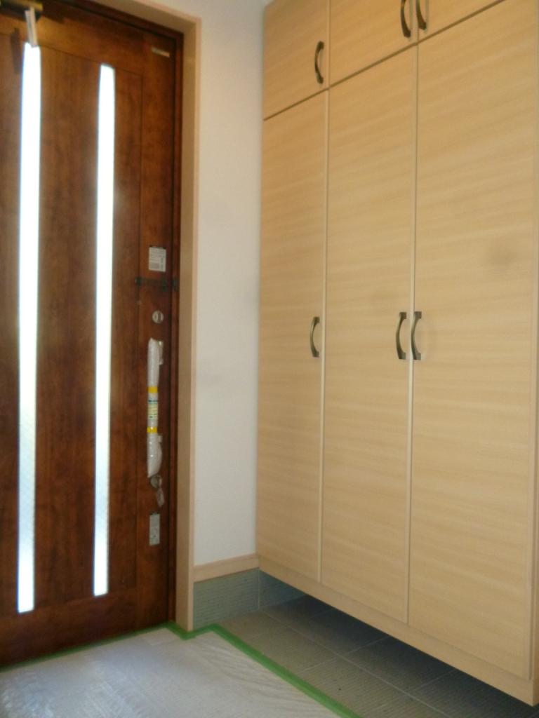 Entrance. Entrance storage is also abundant and convenient!