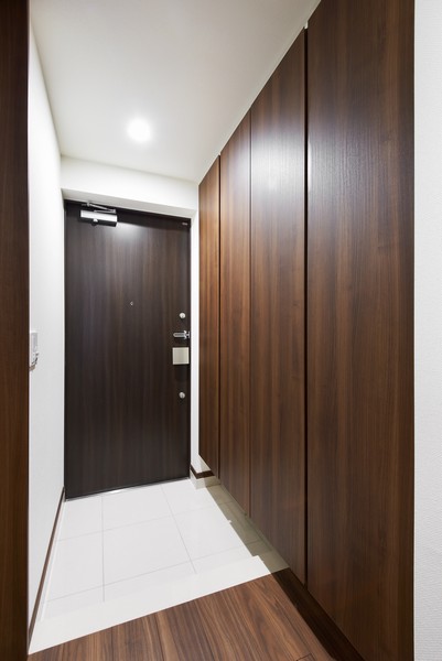 Directions to the model room (a word from the person in charge)