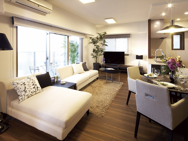Living.  [living ・ dining] Floor to depict the soft sense of quality will produce a deep relaxation and the richness.  ※ Indoor photo posted below, It is obtained by shooting model room (A type) in August 2013, And a part paid option. (In your application there is a time limit. )