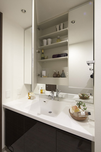 Bathing-wash room.  [Kagamiura storage with triple mirror] Ensure the storage rack on the back side of the mirror. You can clean and holding small objects such as toiletries and cosmetics.