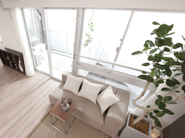 Living.  [Wide sash (A type only)] From the large aperture wide sash, Taste is a large landscape and sense of openness of the scale, You can enjoy the rich sunshine of the four seasons.