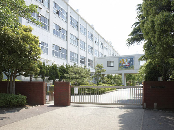 Surrounding environment. Matsue first junior high school (about 550m / 7-minute walk)