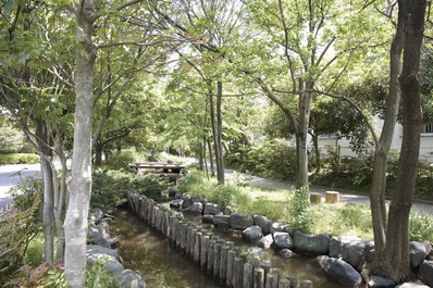 Building structure. Ichinoe Sakaigawa water park which can also be playing in the water in the summer. It is a valuable park to play while feeling waterside of the natural familiar (about 800m A 10-minute walk)