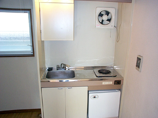 Kitchen. The current gas range. 