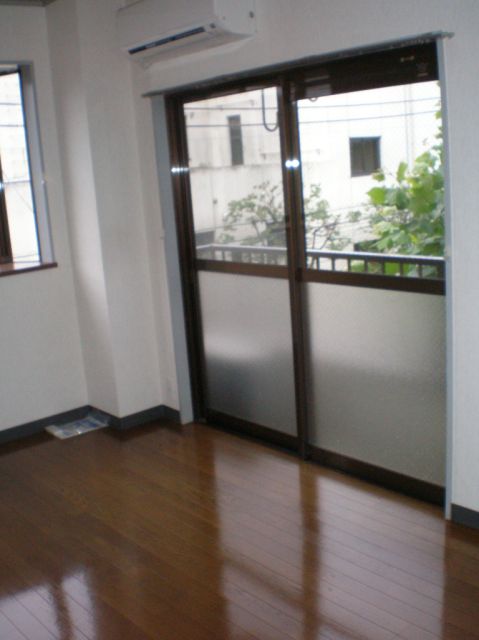 Living and room. Is a veranda also widely easy-to-use ~