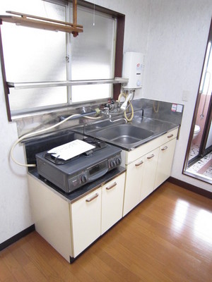 Kitchen. Two-burner gas stove Installed