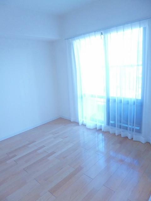 Non-living room. Western-style about 4.5 Pledge.