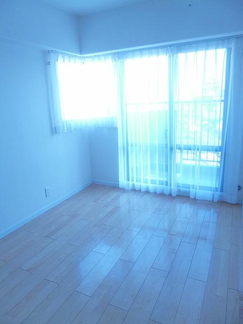 Non-living room. Western-style about 5.8 Pledge. It is a bright room with two-sided lighting.