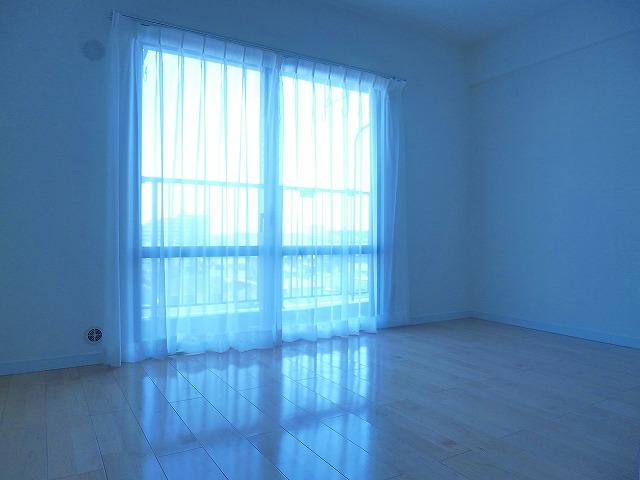 Non-living room. Western-style about 6.0 Pledge.