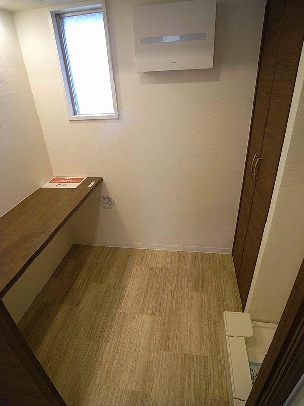 Non-living room. Mrs. Corner & counter