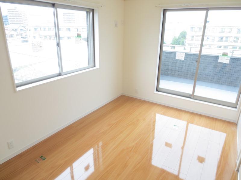 Non-living room. 3 Kaiyoshitsu 2 Here also the window are two There is a sweep-out window, Sense of openness, Follow the indications of brightness visit. 