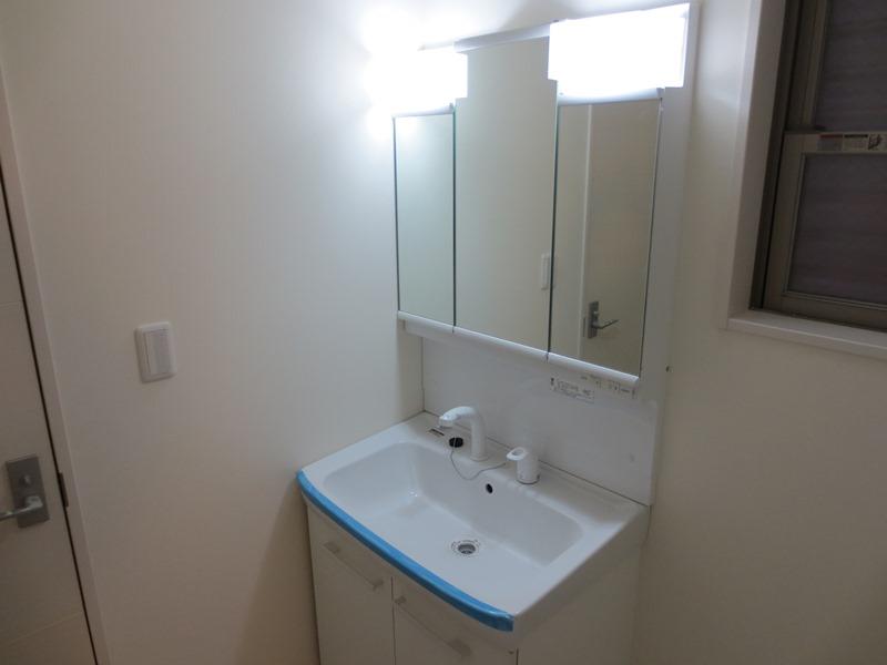 Wash basin, toilet. Vanity with wide-type three-sided mirror