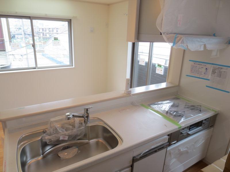 Face-to-face open kitchen with a feeling of opening