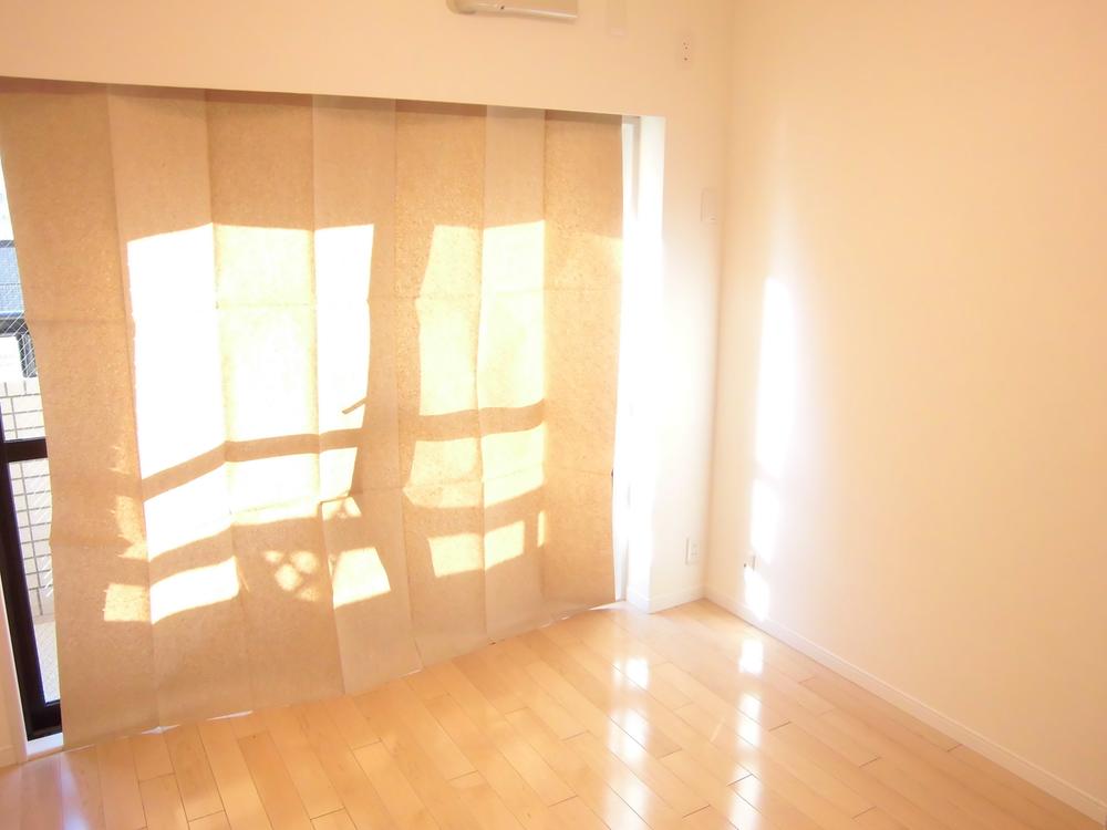 Non-living room. Western is