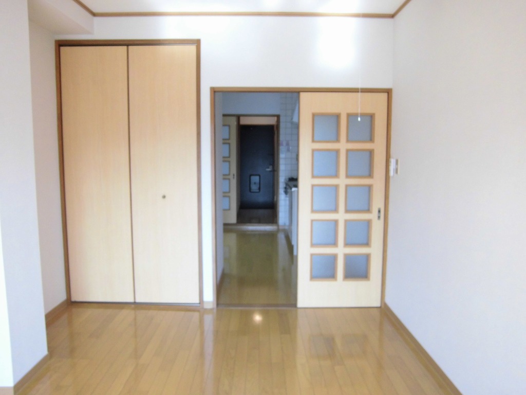 Living and room. Western-style 6.3 Pledge