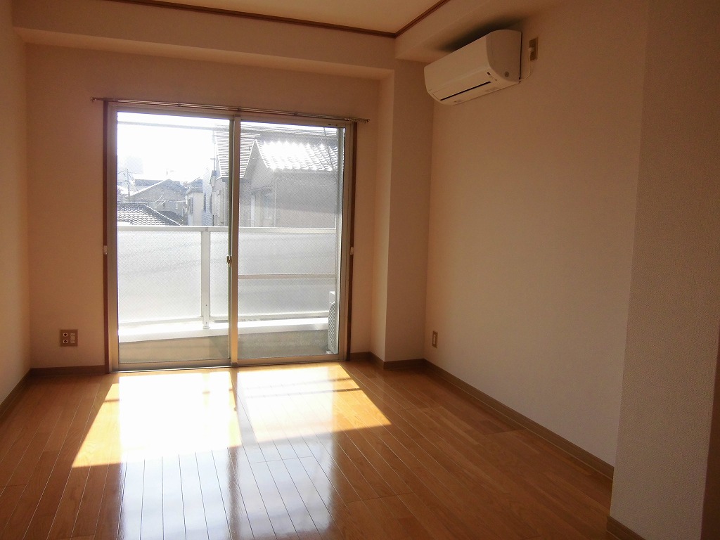 Living and room. Western-style 6.3 Pledge