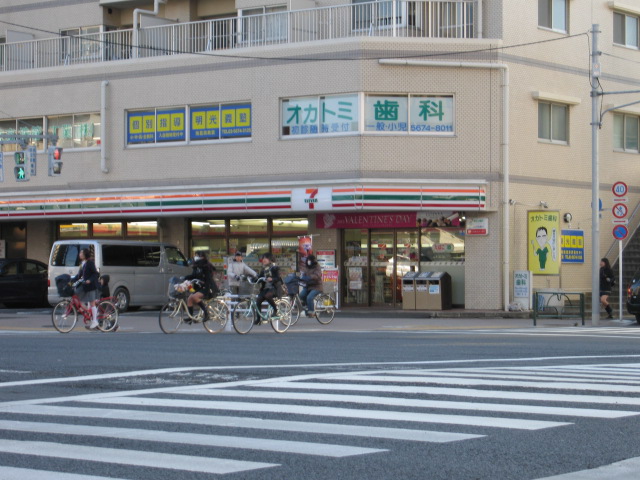 Convenience store. Seven-Eleven Minamikasai 1-chome to (convenience store) 85m