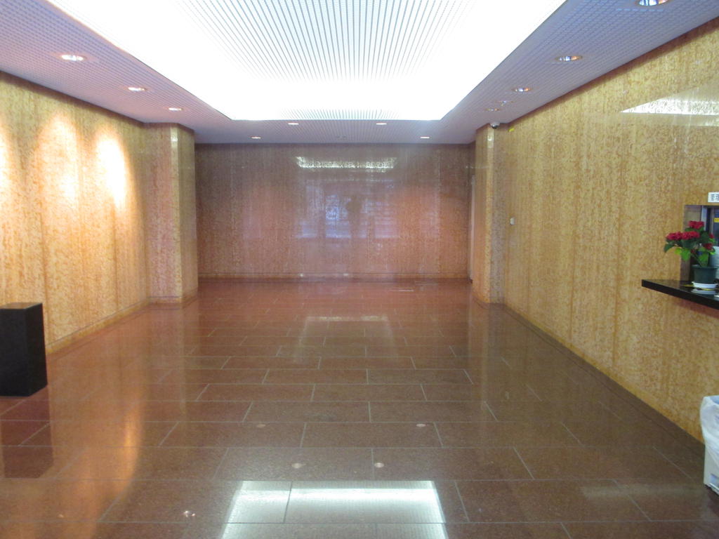 Entrance. Wide ~ There Entrance