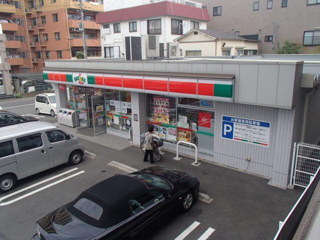 Convenience store. 30m until Thanksgiving