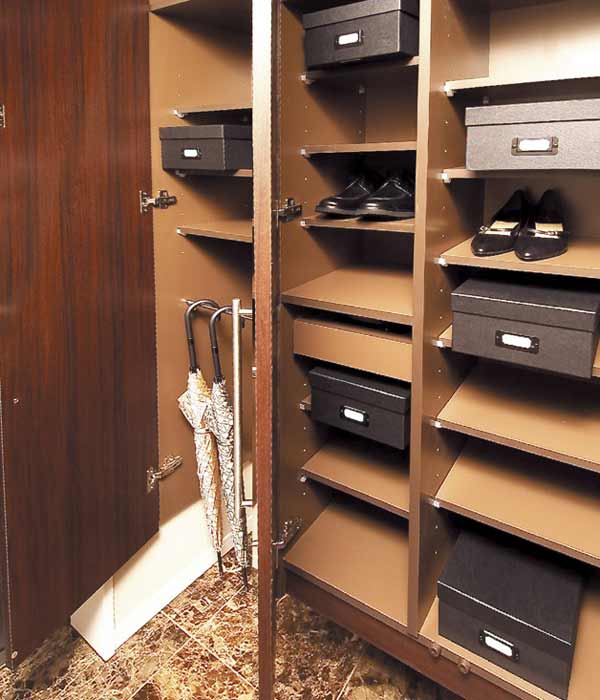 Receipt.  [Thor type footwear purse] Footwear put the, It has adopted a tall type of storage capacity. It is with a tray that can be accommodated, such as shoe shine set and seal. The storage space of the umbrella is also very convenient can be stored, such as stroller (except for some shoes in cloak type). (Same specifications)